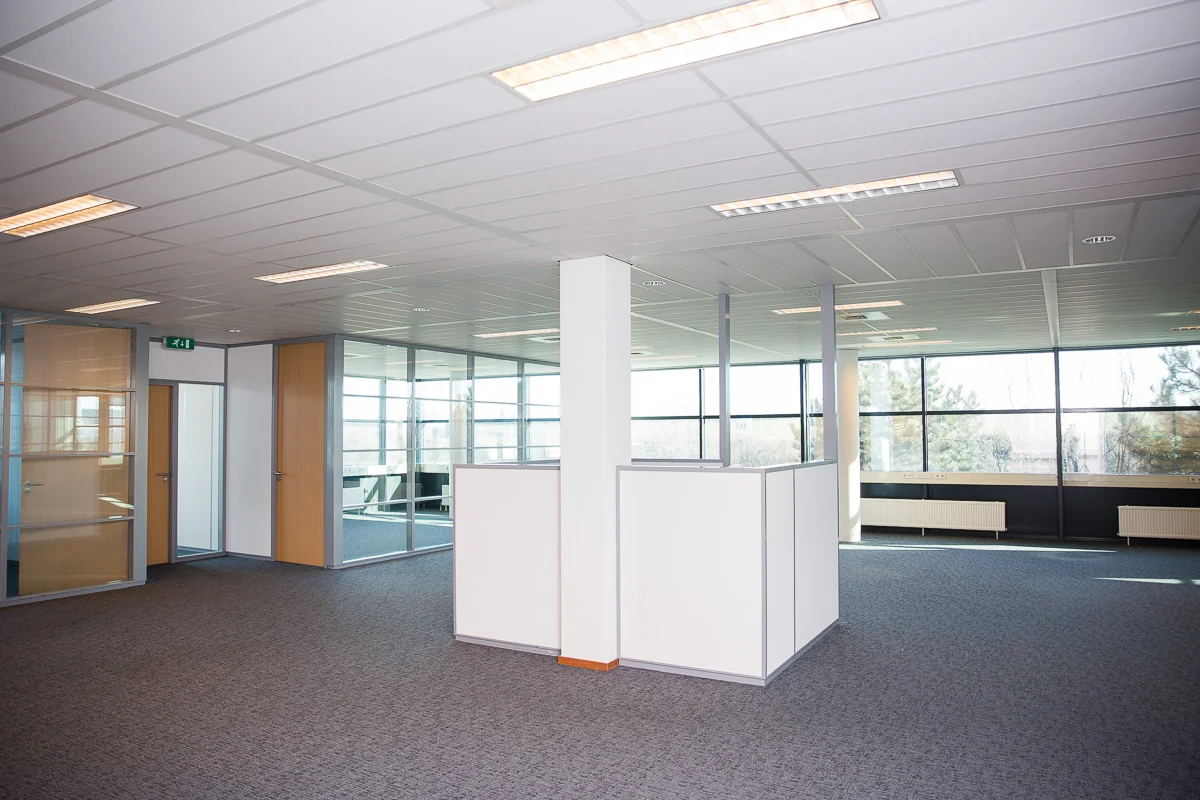 Lichte en moderne kantooretage aan de Laan van S-Gravenmade met glazen wanden en systeemplafond.